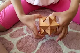 小女孩教你拆解组装孔明锁八角球