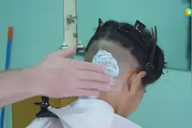 大妈将头发夹起来，把后脑勺剃光后，瞬间清爽又自然！视频封面