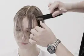 波波头妹纸将刘海剪齐平，抹上发胶后，帅气得忍不住多看两眼！