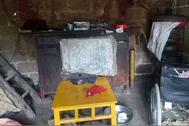 云南10岁女孩背哥哥上课：父母残障，18岁的姐姐辍学打工图片