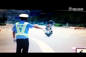 当交警遇到搞笑二逼 ，笑死人了！图片