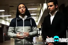 男子分别扮成西装男和流浪汉在街头摔倒，路人的反应竟然是这样！图片