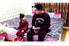 4岁小女孩古灵精怪，管爸爸叫老公，这一家人好温馨！图片