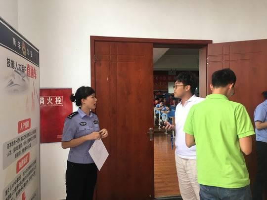 便民！成都青羊区技能人才落户免跑路 民警送证上门