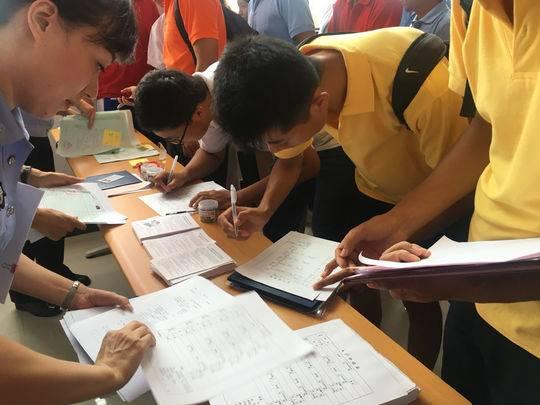 便民！成都青羊区技能人才落户免跑路 民警送证上门