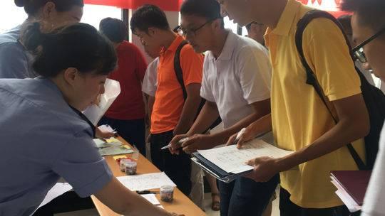 便民！成都青羊区技能人才落户免跑路 民警送证上门