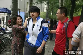 高考首日第一场考试结束，北京四中考生走出考场图片