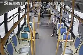公交车上 男子竟然将手伸向女生的腿图片