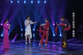 王小妮现场一展舞技 心动观察员王洁实体验陕北腰鼓图片