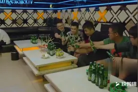 蘑菇头同学们聚会，打算AA制，没想到最后却是蘑菇头一人买单视频封面