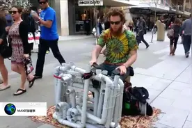 别告诉我电音是这么来的，街头牛人用塑胶管奏出电音的效果视频封面