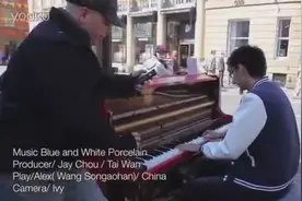 英国街头现钢琴演奏《青花瓷》琴声震撼国外友人