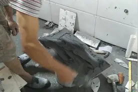 做泥工装饰灰尘多，老师傅想了个办法，再也不担心吸到灰尘了