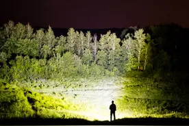 ULed手电筒史上最亮：把黑夜照成白天！图片
