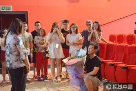 济南：90后小伙包场影院浪漫求婚，引女友喜极而泣图片