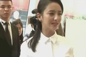 清新可人！佟丽娅与粉丝提前庆生，白裙白鞋清纯似少女，可爱视频封面