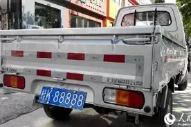 这辆“桂K”汽车上路一天被查8次，有交警还说要吃了它！是因图片