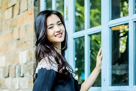 韩国女星金泰瑞白裙倚窗拍写真 五官精致清纯甜美似邻家女孩图片
