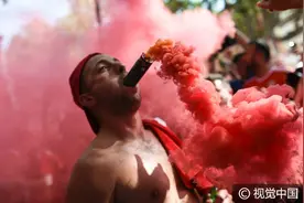都是战斗民族 欧洲杯：俄罗斯Vs威尔士 球迷口含烟火似抽烟图片