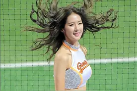 啦啦队女郎热舞助阵职棒比赛 露蛮腰腾空跳跃长发飞扬图片