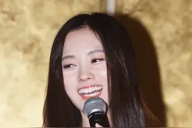 鞠婧祎恬静现身豪放大笑 与费沁源为IP剧造势图片