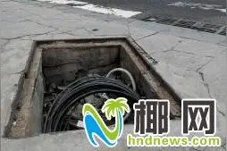 海口滨海大道南侧路面坑坑洼洼 市民出行不便图片