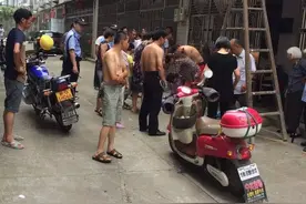 男子在太白路拆绿铁皮时触电摔地！还好高手神奇出现图片
