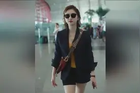 景甜现身机场秀大长腿，发福不少大红唇抢镜视频封面