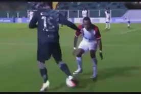 足球场上，过人是一种技术，穿裆是一种艺术！视频封面