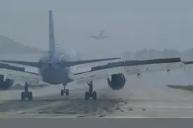 从飞机尾部观看飞机降落，机轮是如何变化的？见过的人不多