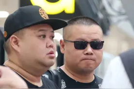 行走的表情包！小岳岳机场认出淡定任拍，隔墨镜直视狗仔显呆萌图片