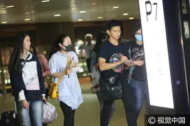 吴奇隆撇刘诗诗独自抵沪 遇路人友好握手给粉丝签名超nice图片