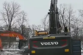 挖掘机装上这把钳子，专门对付钢筋水泥，没问题