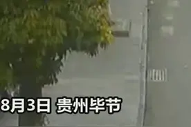 暖心！一好心大姐主动为环卫工人撑伞挡雨，在雨中的这一幕令人感动视频封面