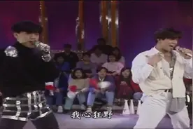 当模仿郭富城大奖得主跟郭富城同台跳舞时 才知道天王不愧是天王视频封面