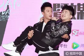 这张魔性傲娇脸你敢直视么？张大大黏上黄景瑜又抱又压身基情四射图片