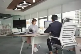 太丢人！美女吃的太多拉肚子，不料在老板办公室忍不住了！视频封面