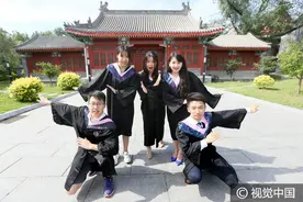 北京：毕业生热拍毕业照，穿学士服也能拍出文艺范图片