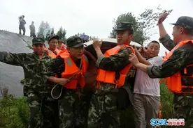 德阳大爷被困“孤岛” 武警官兵开来冲锋舟图片