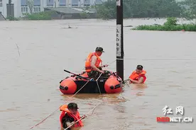 湖南宁乡：抗洪抢险一线 救援小组副总指挥3跳入水图片