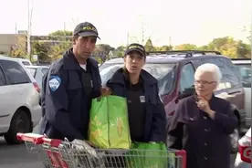 老奶奶让人帮忙，结果后备箱全是军火，路人吓得报警视频封面