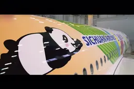 四川大熊猫 9日上午，川航首架空客A350将从法国飞抵成都，机身喷绘了8只俏皮大熊猫，呆萌十足！抖音小助手
