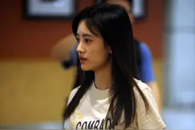 “4000年美女”鞠婧祎机场遭粉丝跟拍 航班延误躲茶室玩手机打发时间图片