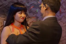 男子歌厅里遇见前女友，竟然这样对她