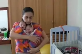 新生儿哭闹不止，妈妈用一条围巾营造宝宝在子宫内环境宝宝不哭了