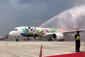 “熊猫飞机”来了！内地首批四川首架A350抵达成都视频封面