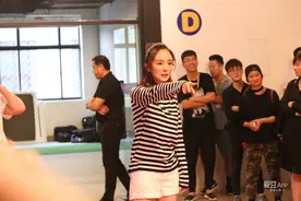 160710 杨幂《周一见》遭粉丝疯狂表白 现场承诺：以后会雨露均沾图片