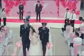 结婚典礼，新郎直接给新娘戴上手铐，新娘直接懵了视频封面
