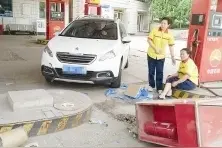 加油站内女司机疑踩错油门 撞伤两人图片