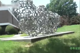 「恶作剧」老外街头用超大奶油派往路人脸上糊，遭路人疯狂追赶视频封面